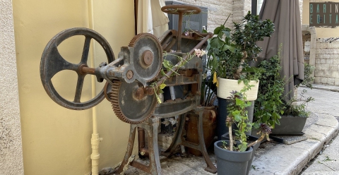 Quel misterioso e antico oggetto che riposa a Bari Vecchia: �� una piegatrice per carta�